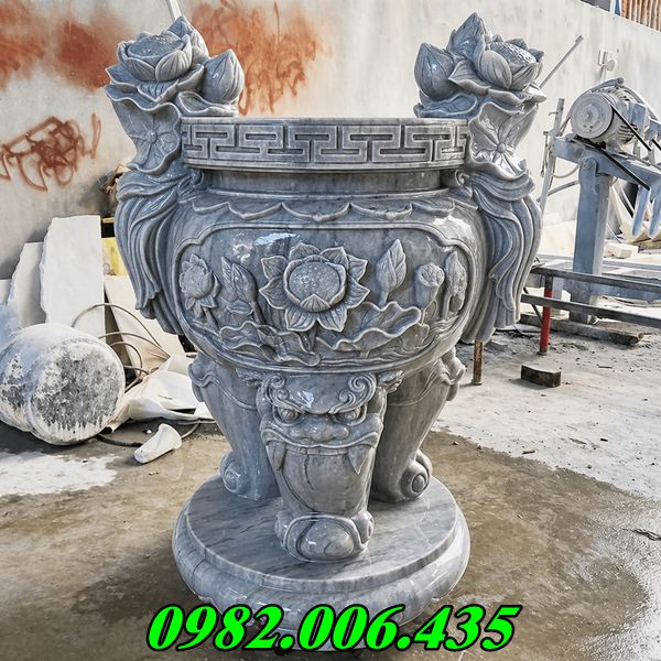 Lư hương đá đặt tại đài tưởng niệm liệt sĩ bán tại Long An